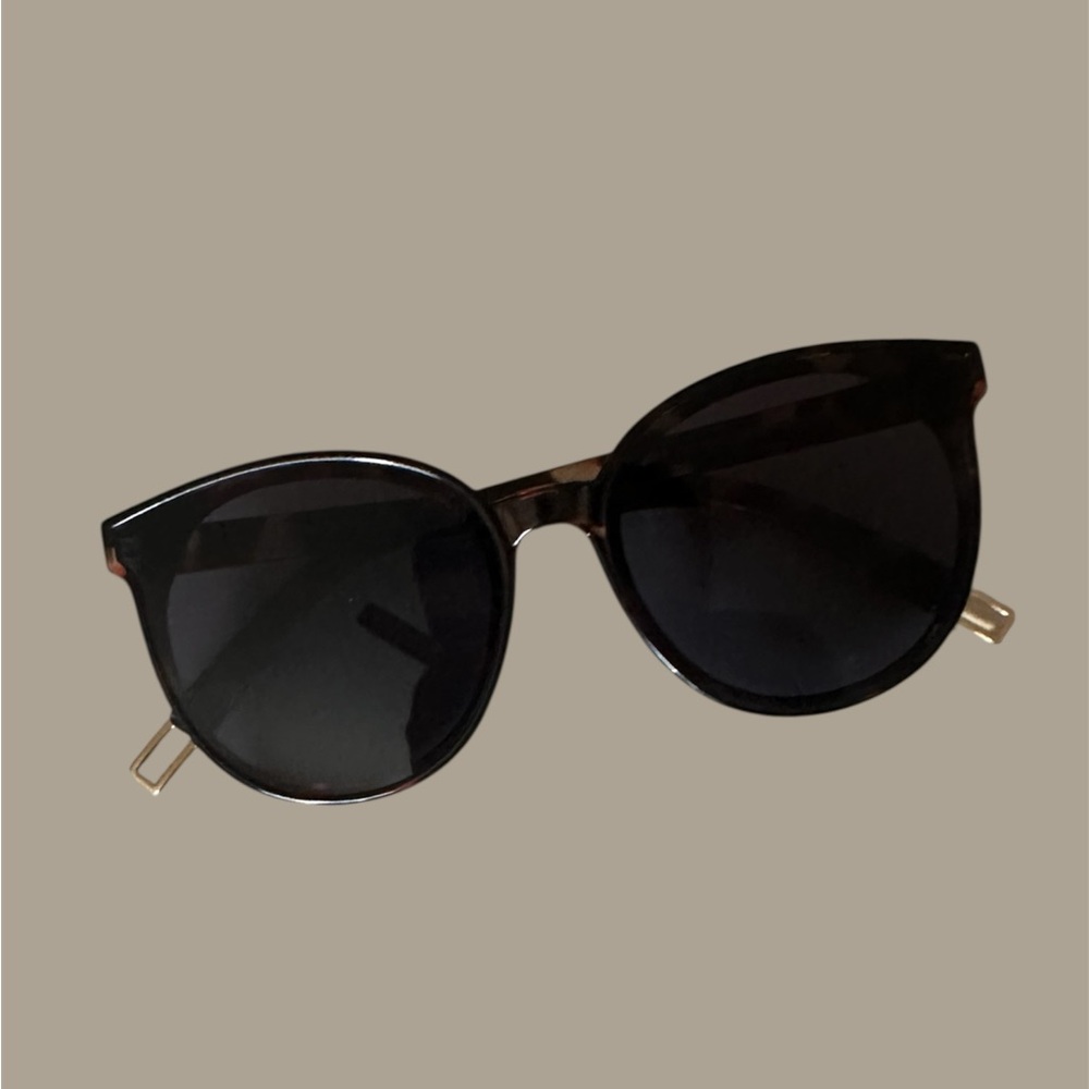 Chic Black Sunglasses - Sojos